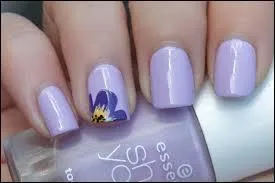 De quelle couleur est le vernis de Violetta ?