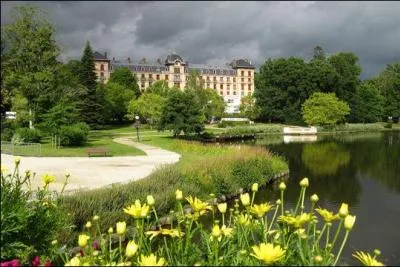 Dans quelle station thermale se trouve l'imposant Grand Hôtel ?