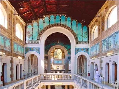 Ces thermes aux murs des couleurs des eaux thermales se situent à ?