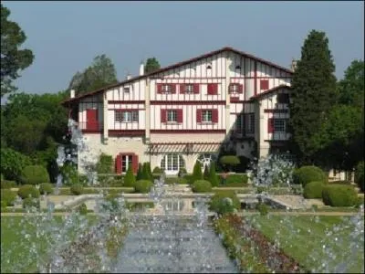 Dans quelle ville d'eau peut-on admirer ce chef d'oeuvre d'architecture basque, la Villa Arnaga construite par Edmond Rostand ?