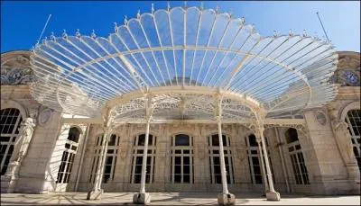 Dans quelle célèbre ville d'eau peut-on visiter cet opéra qui comprend aujourd'hui un casino et un théâtre ?