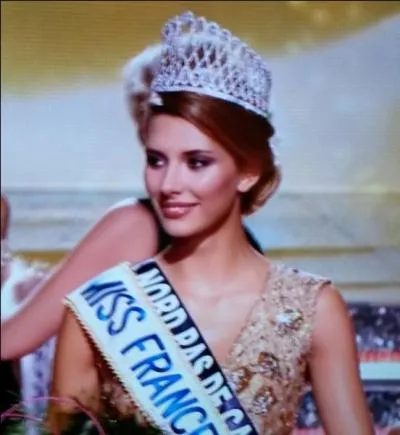 Puis, elle a étudié à l'école :