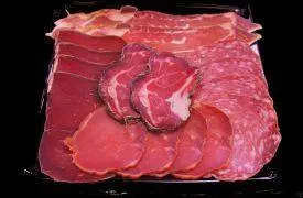 Nous passons en Savoie, il est donc de tradition de manger la raclette. On nous apporte la charcuterie qui l'accompagne, de quoi est composée l'assiette, en plus de la rosette et du jambon cru ?