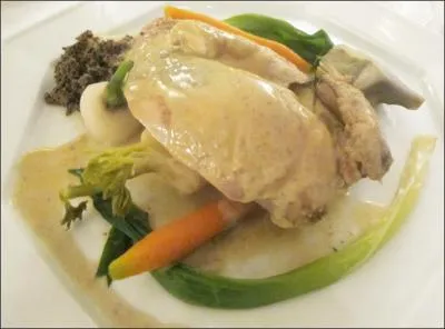 Nous voici dans l'Ain, nous allons manger une volaille farcie de mousseline de volaille truffée, pochée et servie nappée de sauce suprême, dont on tient la recette de la Mère Filloux :