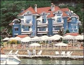 Arrivés près d'Annecy, Gérardo nous conseille de passer, par curiosité, à l'auberge de l'Eridan", chez le chef ...