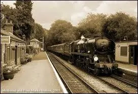 Comment s'appelle la station qui mène à Poudlard ?