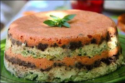 Spécialité du Comtat venaissin, voici un gâteau d'omelettes d'herbes emplilés par couches superposées :
