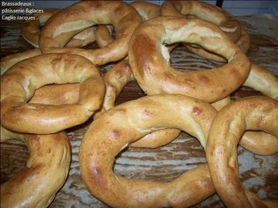 Hippophile sort de la pâtisserie avec une spécialité comtadine, quel est son nom ?