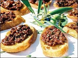 Pour patienter on nous sert de petits croûtons recouverts de tapenade. Avec quoi est-elle faite ?