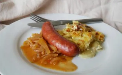 C'est en Savoie que nous déjeunons avec une jolie saucisse au plat du jour, spécialité locale :