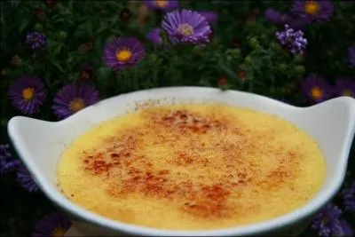 Grenoble : Repas chez le Père'Gras oblige ! Après le foie gras mi-cuit et un féra du lac Léman, on nous sert un dessert parfumé avec la liqueur locale :