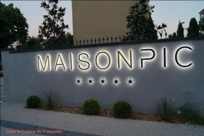 Nous avons fait du chemin puisque nous arrivons devant le restaurant d'Anne Sophie Pic :