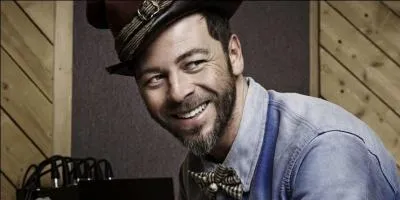 Quel est le chanteur qui avec "La Poupée" a fait un buzz en 2013 ?