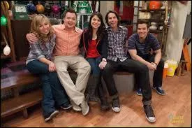 Pourquoi le site internet s'appelle-t-il "iCarly" ?