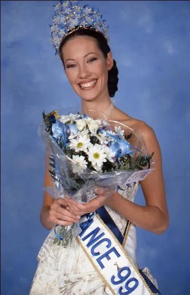 Miss France 1999, originaire de Tahiti et compagne de l'animateur de télévision Arthur :