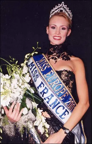 Miss France 2001 puis Miss Europe 2001, mariée et maman de quatre enfants (deux fois des jumeaux) :