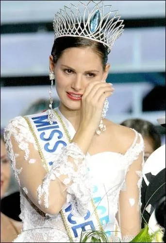 Miss France 2004, privée d'écharpe et de couronne pendant 6 mois (remplacée par sa première dauphine) pour avoir posée nue :