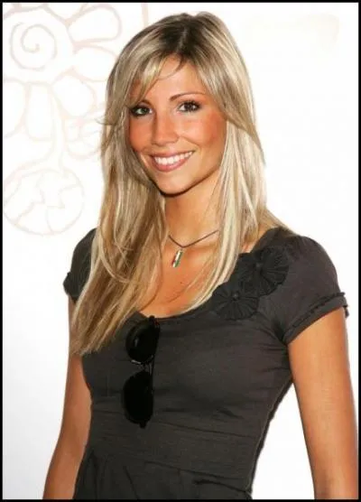 Miss France 2006 et Miss Europe 2006, maman de deux filles, prénommées Ava et Jim :