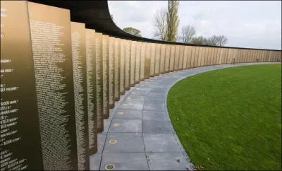 11 novembre 2014- Inauguration en France dans le Pas de Calais par François Hollande d'un mémorial où sont inscrits les noms de 579606 combattants venus du monde entier et tombés sur les champs de batailles de la Première Guerre Mondiale. Quel nom porte cet édifice posthume ?