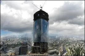 Avec ses 3300m2, ce bien exceptionnel s'étend du 45ème au 49ème étage d'une tour . Mis en vente il s'élève à 300 millions d"euros, cet appartement est réputé pour être le plus cher au monde. Où se situe-t-il précisément ?