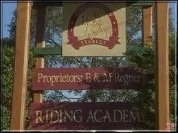 Comment s'appelle le centre équestre des 3 filles ?