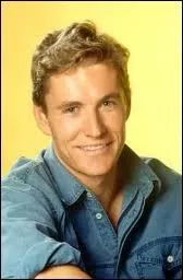 Comment s'appelle le directeur du centre équestre ?