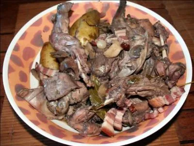 Le verbe gésir conjugué au présent de l'indicatif représente mon premier. Changez la tête de la "pelote" et vous aurez mon second. Dégustez ce ragoût de lapin qui est mon tout.