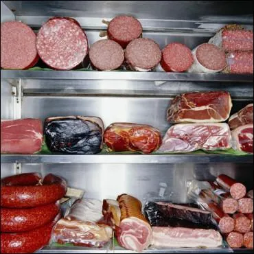 Mon premier peut être Claudine ou Mao. Mon second est le féminin de 'mon'. La longue épée de combat appelée 'brette' perd la tête et devient mon troisième. Mon tout est une petite saucisse alsacienne.