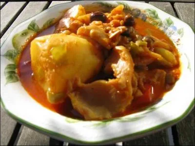 Mia et Cloclo voulaient absolument goûter un estocafic, quel est l'élément indispensable à la confection de ce ragoût ?