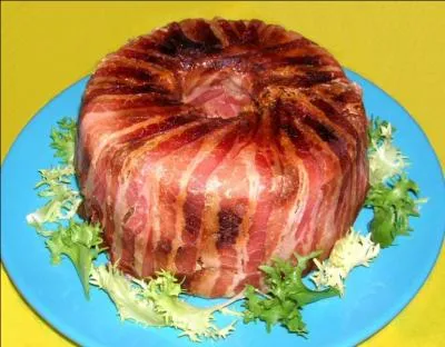 Nous avons quitté Lyon et sommes dans la Vallée de l'Arly. Quel est ce plat savoyard à base de pommes de terre râpées, de lard, de pruneaux et de raisins secs ?