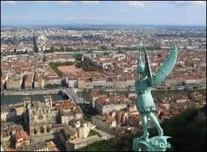 Par sa population, Lyon constitue la deuxième commune de France.