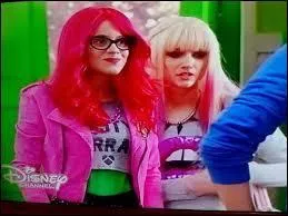 Dans la série "Violetta", pourquoi Violetta et Francesca se sont-elles déguisées en Roxy et Fausta ?