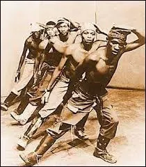 Le Gumboot se pratique à l'aide de ...