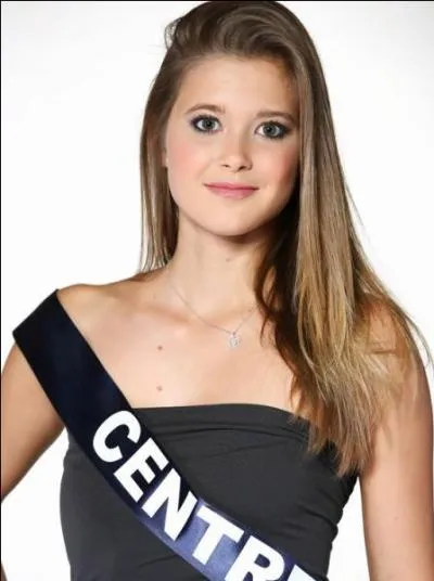 À peine 19 ans, elle représente déjà sa région qui n'est autre que le Centre. Avez-vous deviné qui est cette jeune femme ?