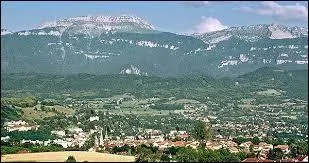 Quel sommet de Chartreuse domine la ville de Voiron ?
