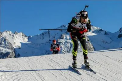 Le biathlon est une épreuve qui combine la natation et la course à pied.