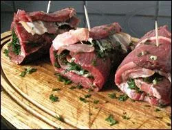 Nous allons manger une macaronade, comment se nomment ces petits rouleaux de viandes qui l'accompagnent ?