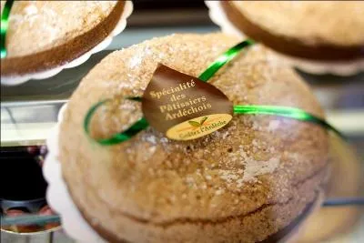 Une joueuse de Quizz biz a craqué devant la vitrine d'une pâtisserie ardèchoise ! Elle va acheter un gâteau à la crème de marrons !
