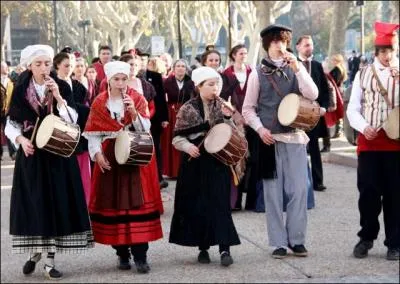 Un petit air de musique pour égayer tout cela. Quel nom porte cet instrument à vent catalan ?