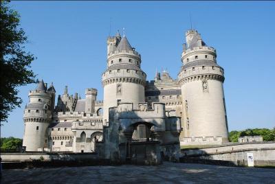 La devise de cette commune de l'Oise est "Qui veult, peult". Où irez-vous pour visiter son château, un imposant château-fort situé à la lisière sud-est de la forêt de Compiègne ?