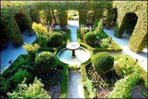 Au cur de cette commune qui domine le lac Léman, découvrez le jardin des Cinq Sens, jardin atypique qui comprend 1 300 espèces de plantes. Quel est ce village médiéval fortifié de Haute-Savoie qu'il faut découvrir tant il est féérique ?