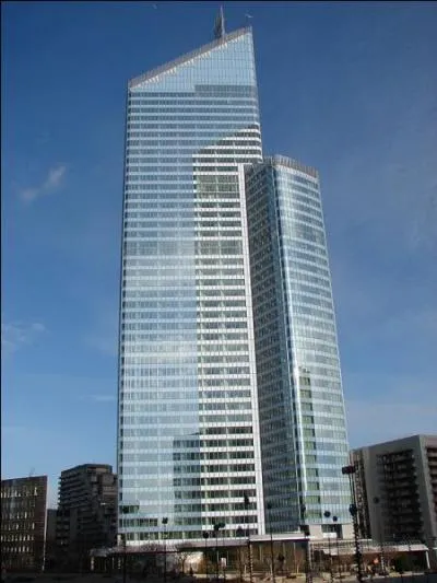 La tour First ou tour CB31 est un gratte-ciel de bureaux situé dans la ville natale de Louis de Funès, dans les Hauts-de-Seine, en région Île-de-France. Elle se dresse dans la ville de...