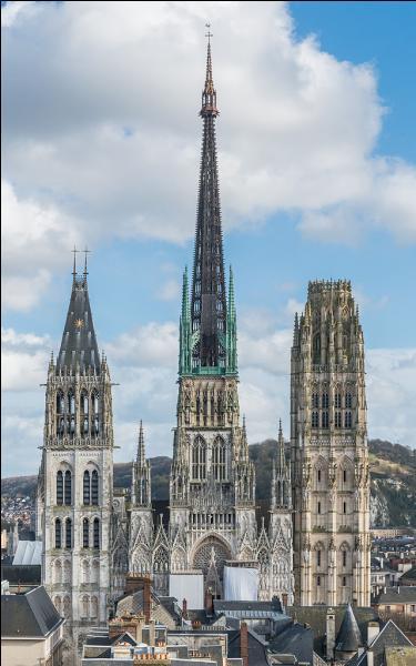 Dans cette "Ville aux cent clochers carillonnant dans l'air" pour Victor Hugo", "l'Athènes du genre gothique" pour Stendhal, la cathédrale Notre-Dame est surmontée d'une flèche culminant à 151 mètres. Quelle ville a été irrévérencieusement surnommée "le Pot de chambre de la Normandie" par ses habitants ?
