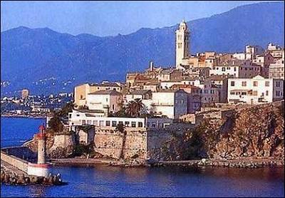 Cette ville de Haute-Corse est située sur le flanc est de la "Serra di Pignu". Où pouvez-vous visiter la capitale de la Bagnaja et son quartier appelé "Terra-Nova" ?