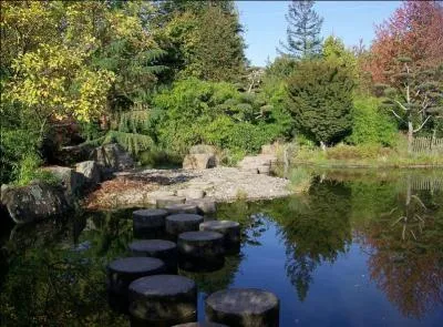 Forteresse constituée de sept tours reliées par des courtines, le château des ducs de Bretagne est situé sur la rive droite de la Loire, dans le centre-ville. Où peut-on admirer, en Loire-Atlantique, le jardin botanique, le jardin japonais et la Petite Amazonie ?