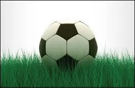 De quoi le ballon de football a-t-il été recouvert au XXe siècle ?