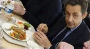 Sur l'image, vous pouvez voir François Hollande en train de manger.