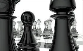 Comment l'ancêtre à proprement parler des échecs s'appelle-t-il ?