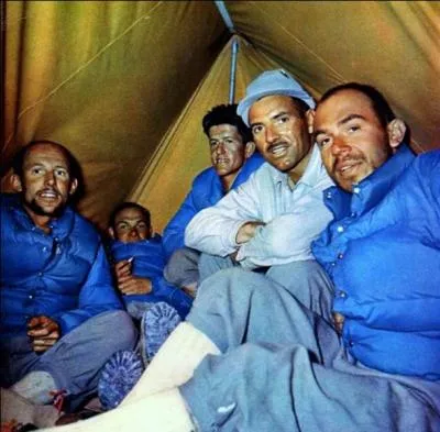 Lui aussi fut un alpiniste amateur ami de cordée de Couzy ; il joua un grand rôle dans le sauvetage de ses amis. (sur la photo à droite). Un an après, il arrêta l'alpinisme pour se consacrer à son métier, la physique nucléaire. Il se nomme :