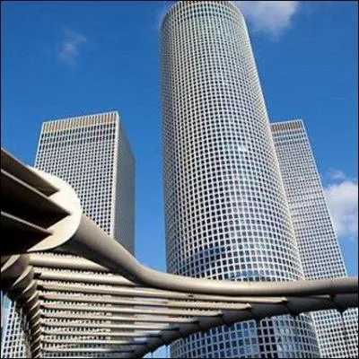 Bruno était né en Algérie mais j'ai longtemps cru en un Espagnol. Finalement, comme quelques milliers de ses coreligionnaires chaque année, il a fait son "alya" et vit aujourd'hui à ...